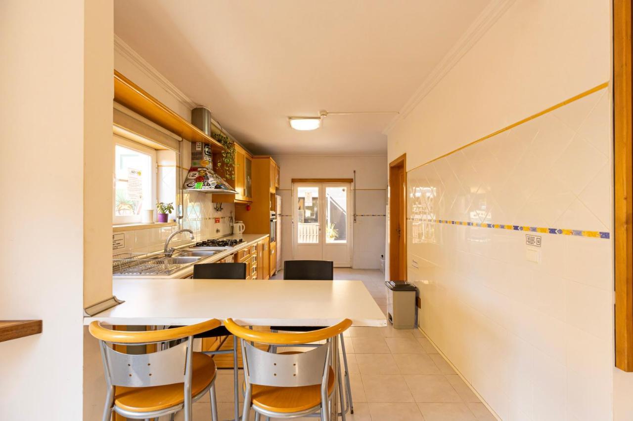 Pineapple Surf House Hostal Atouguia Da Baleia
